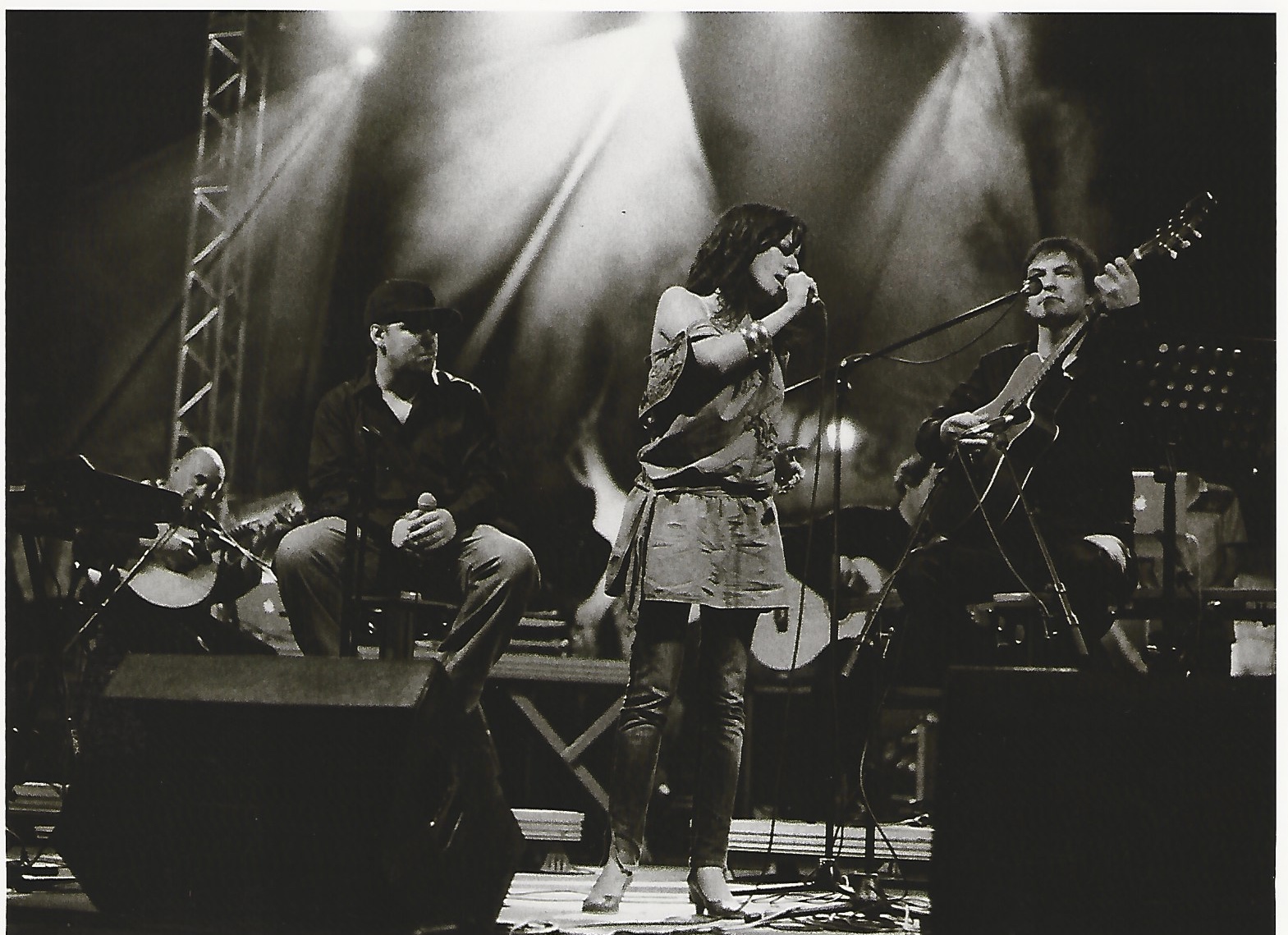Jorge Fernando com músicos em concerto