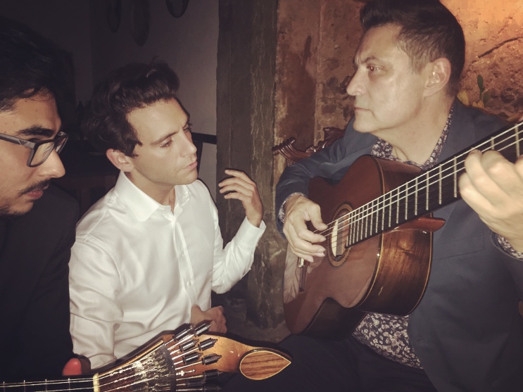 Jorge Fernando durante um momento musical
