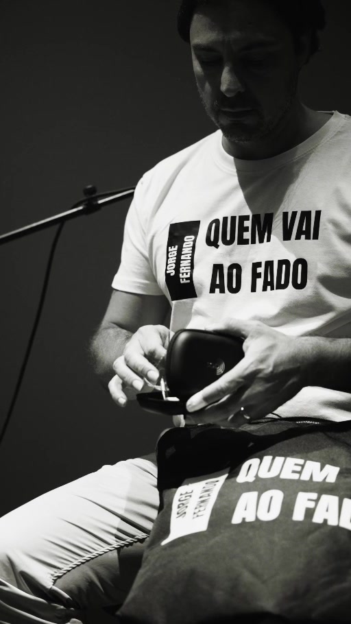 T-shirt branca Quem vai ao fado